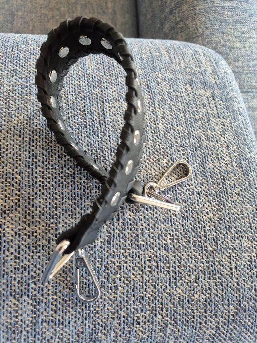 Krótki pasek do torebki z skóry ekologicznej z ćwiekami