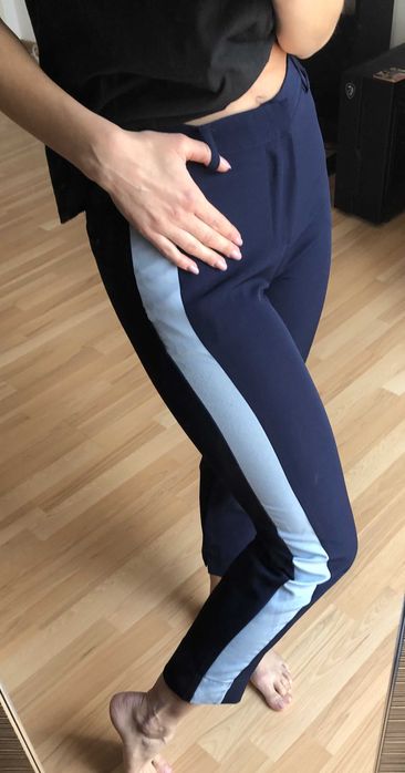 Granatowe spodnie materiałowe z lampasami, cygaretki, chino Reserved