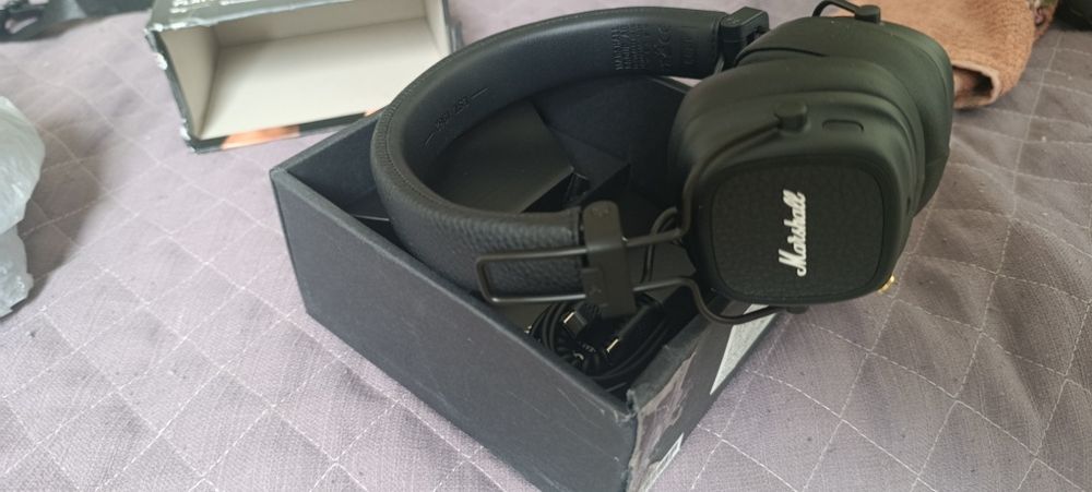 бездротові накладні навушники Marshall Major V чорного кольору.