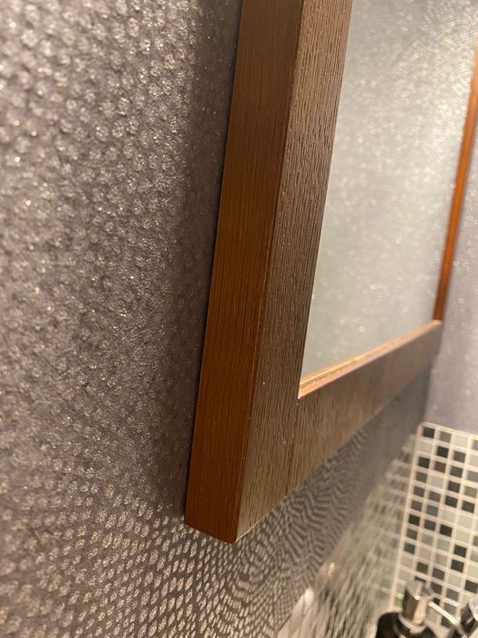 Lustro w drewnianej ramie