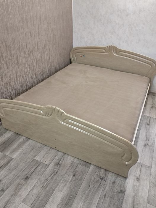 Продам 2х-спальную кровать и комплект мебели