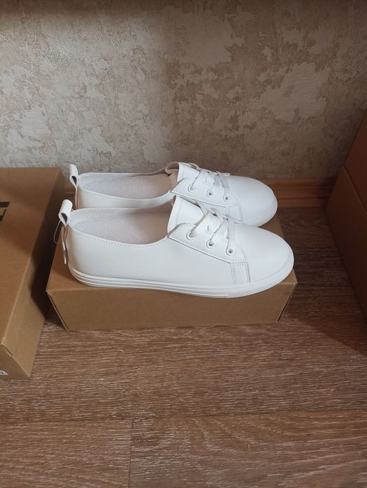 Шкіряні жіночі мокасини нові