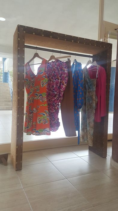 4 Expositores/Suportes de cabides dourados - fixo e móveis