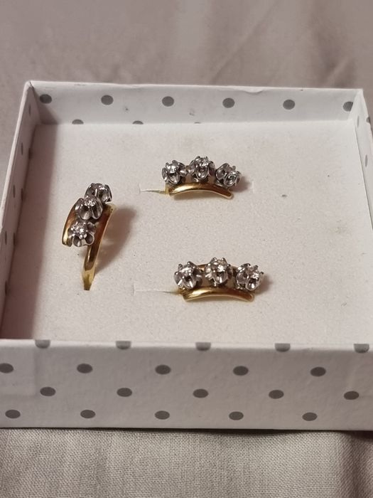 Złote kolczyki i pierścionek z diamentami