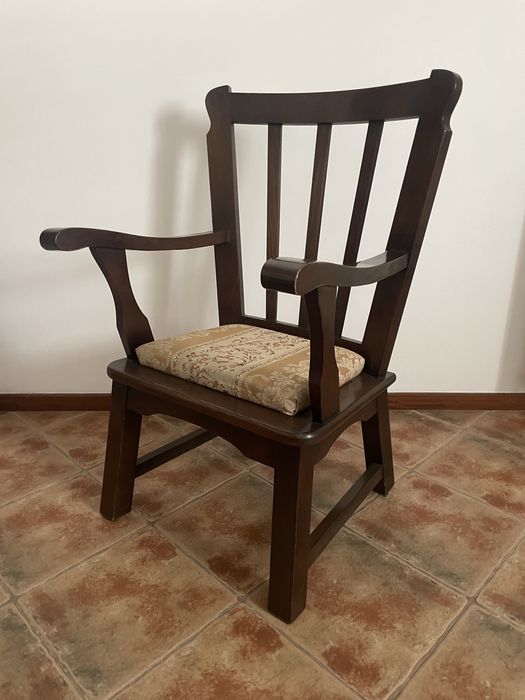 Cadeirão em madeira de castanho maciça