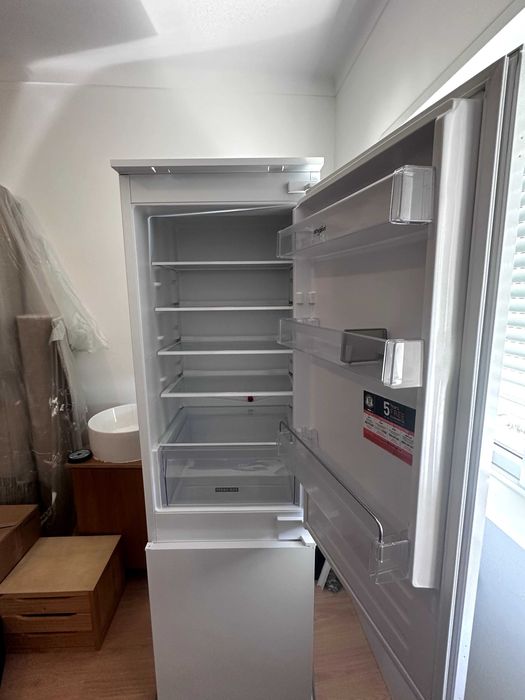 Frigorífico encastrável Whirlpool ART 66011 273L, como novo