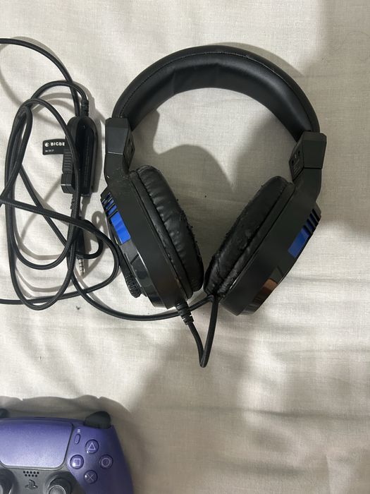 PS5 Bundle (Consola com Leitor) + Headset + Comando Branco/Roxo (Negociável) Preço: €400 (Negociável)