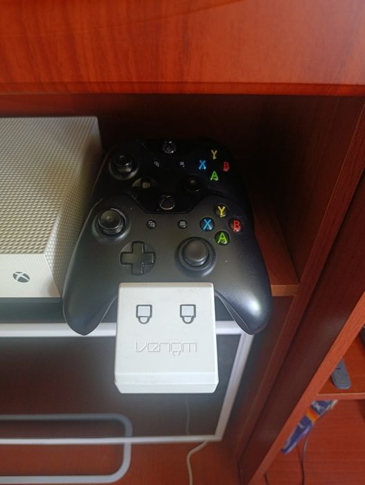 Продам приставкув гарному стані Xbox one S