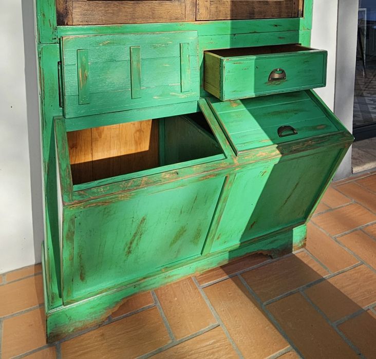 Grande louceiro mercearia tulhas antigo rústico