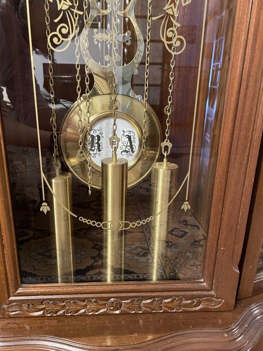 Móvel com relógio de pêndulo