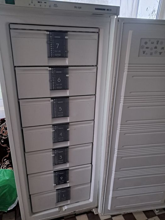 Морозилка вертикальна