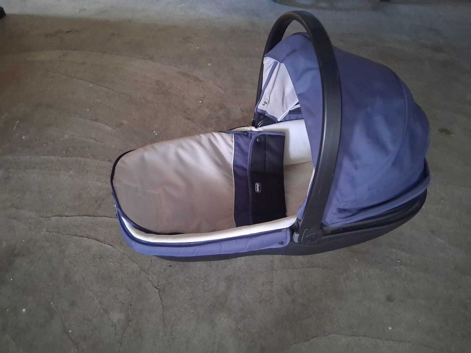 Conjunto carrinho de bebé + alcofa + cadeira-auto chicco