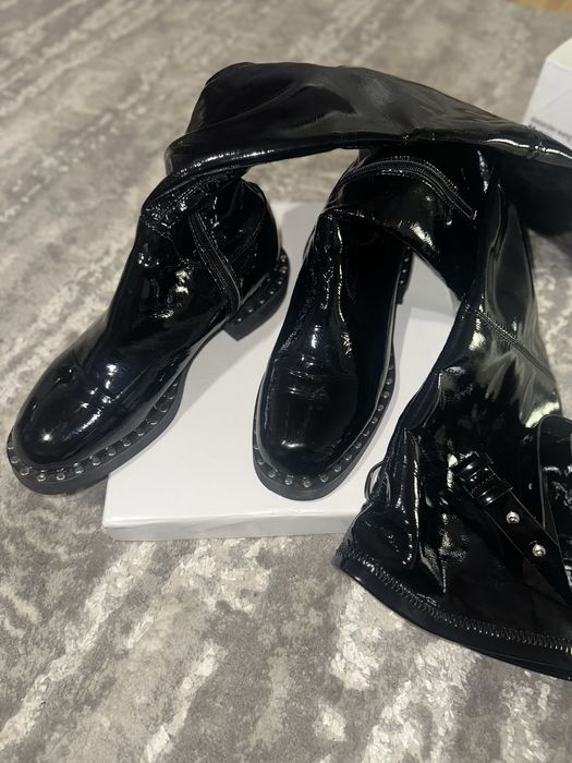 Лакові ботфорди 40 розмір (маломірять)  я ношу 39. Шикарні!