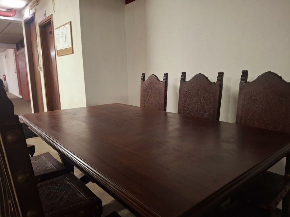 Mesa + 8 cadeiras em couro