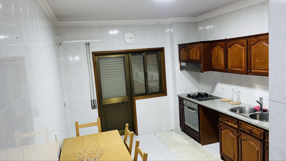 Aluga-se 2 Quartos Completos e Espaçosos para casal, estudantes e trabalhador.