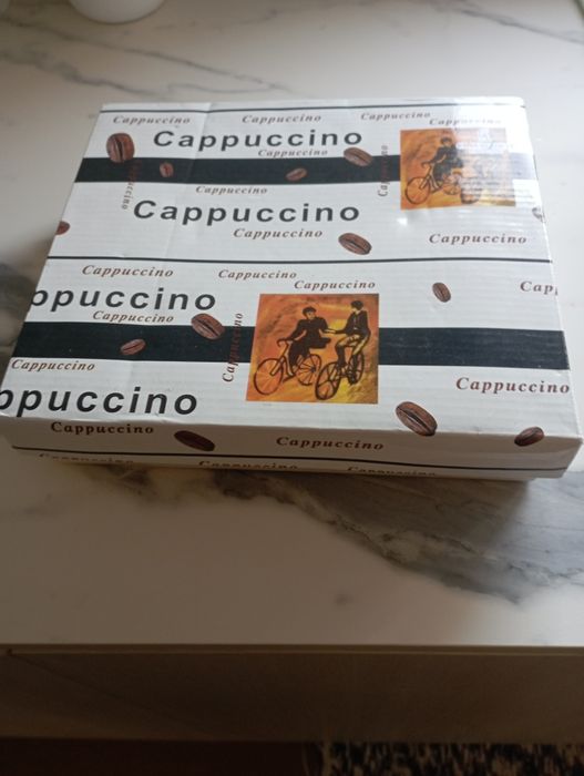 Vendo seis chávenas e pires de café novo na caixa