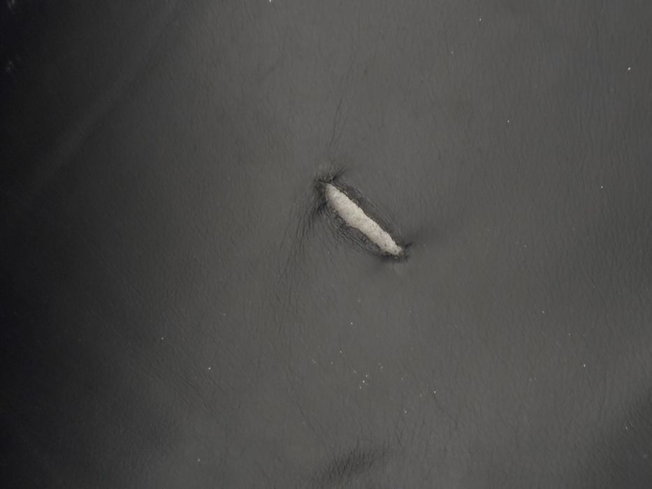 Sofá em pele. Com chaise e puffs