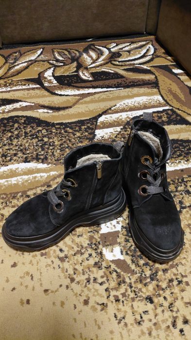 Зручні зимові ботинки з натуральної замші