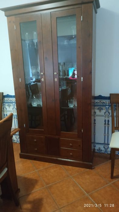 Mobília composta por mesa extensível,cristaleira,e seis cadeiras