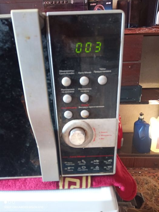 Современная микроволновая печь в отличном рабочем состоянии