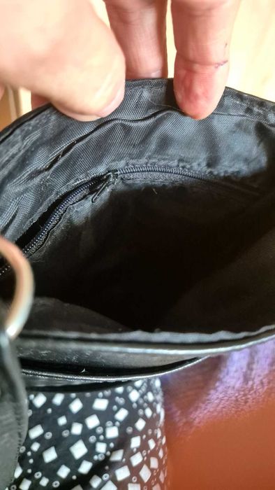 Torebka skórzana czarna na ramię mała