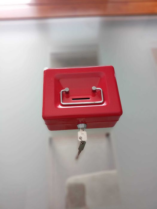 Cofre com fechadura e chave como novo