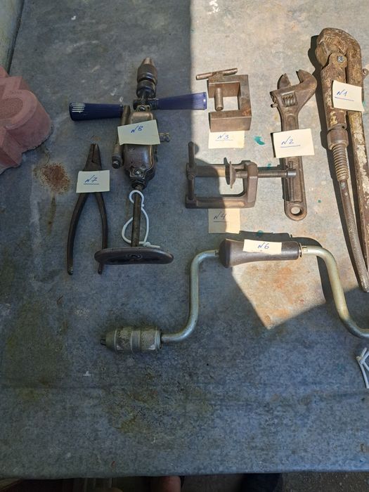 Разводные ключи, струбцины, дрели, плоскогубцы.