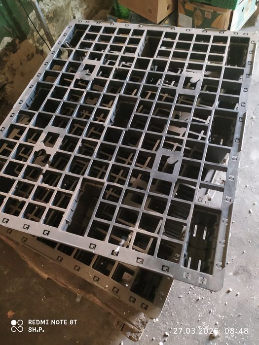 Палети пластикові.