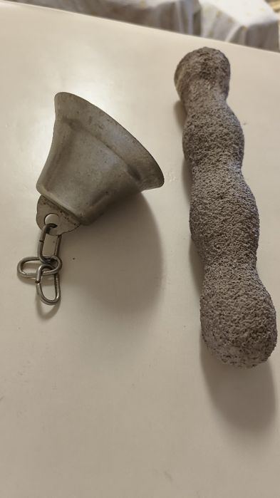 Poleiro e sino para papagaios