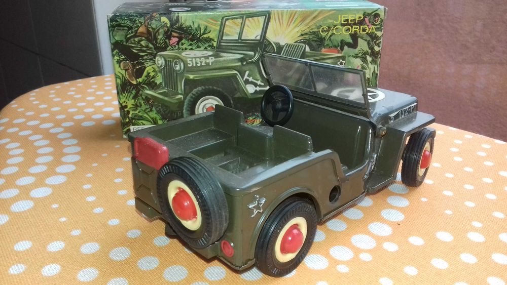 Brinquedo da Pepe Jato Jeep Willis primeira versão cor castanho [ colecionadores ]