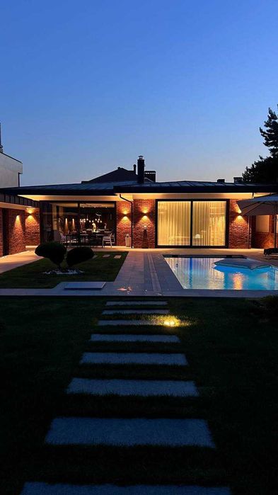 Продажа одноэтажного дома с бассейном и ремонтом в Сосновом Береге.