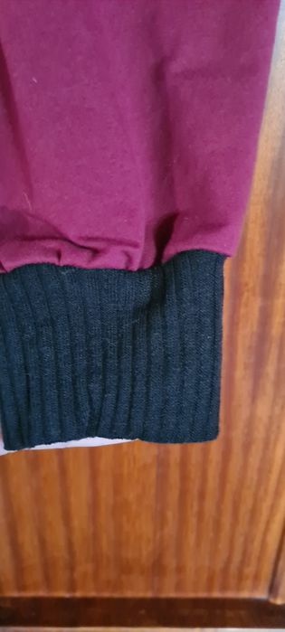 Burgundowe spodnie - telefon przejaskrawia kolor. Acqua & Limone..