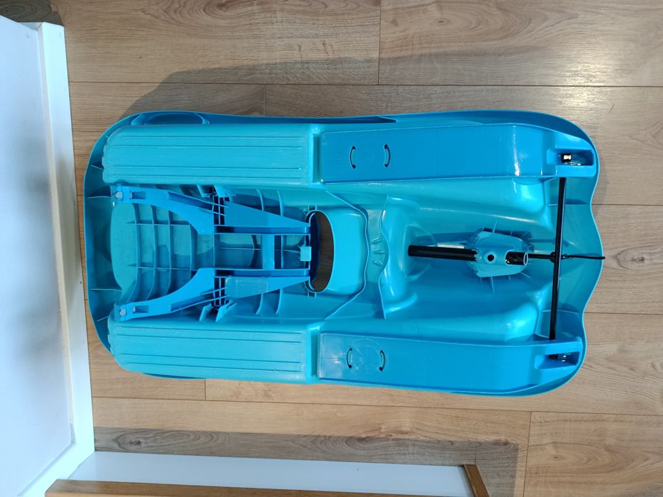 Sanki plastikowe z kierownicą