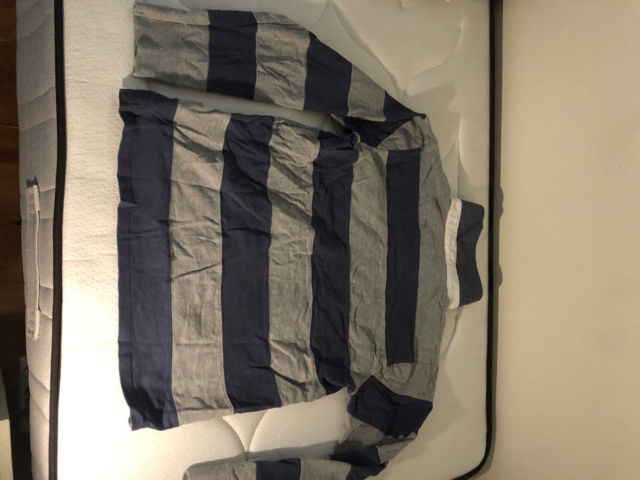 Polo azul e cinzento