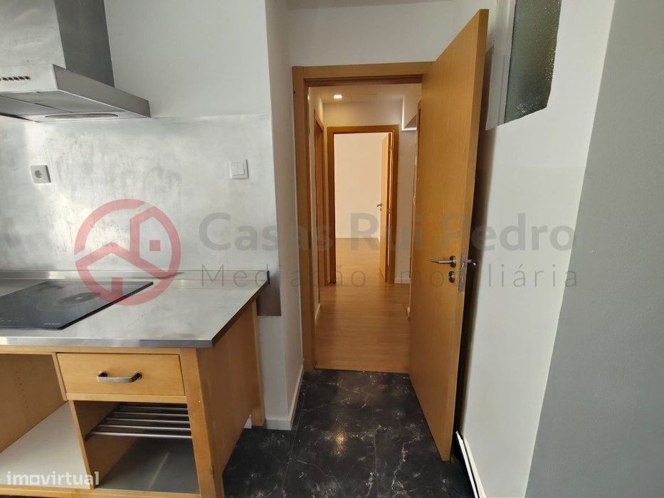 Apartamento T1+3 com 126,30m², Excelente Potencial no Barreiro