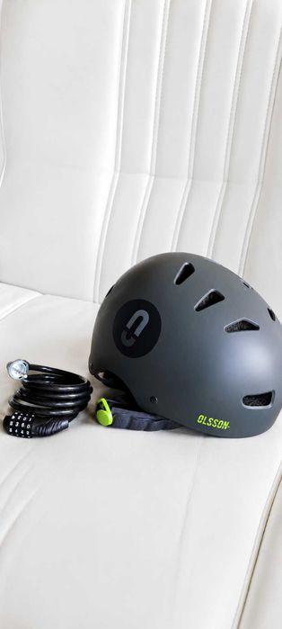 Cadeado e capacete novos