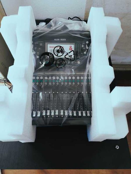 Mesa de Mistura - Allen & Heath SQ-5 48-Channel Digital Mixer/USB Interface