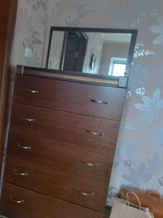 Комод з дзеркалом