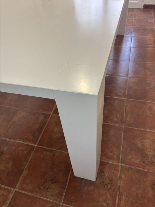 Mesa branca de sala de jantar