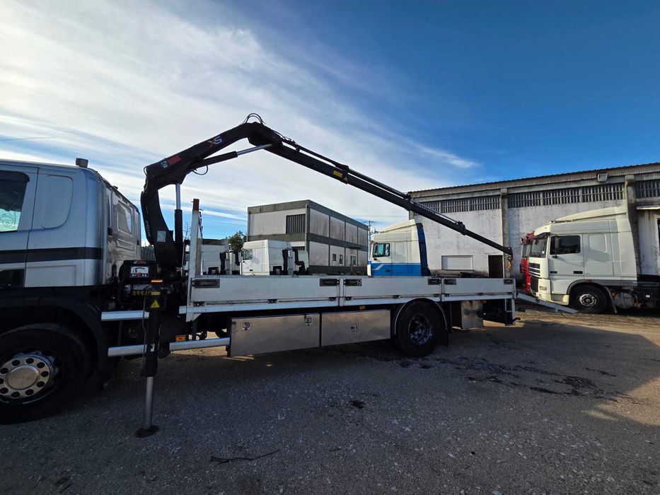 SCANIA P230 com GRUA HIAB