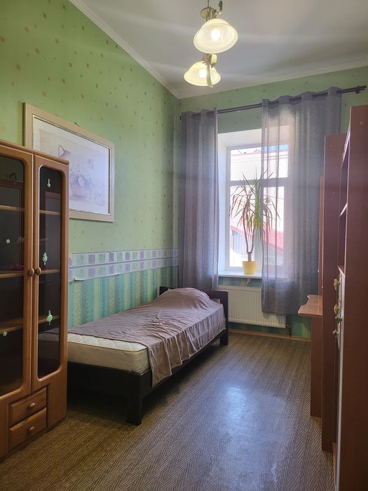 Трикімнатна квартира в самому центрі Вінниці  в будинку з власним двориком