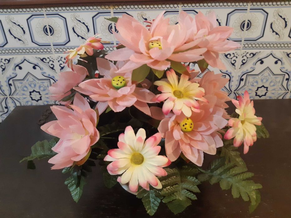 Arranjo flores artificiais em vaso barro, como novo