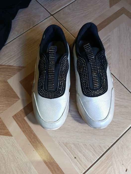 Продам кросівки дитячі 36 р , чорні з білим