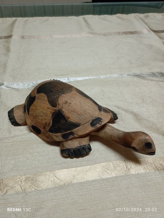 Estatueta,em madeira, tartaruga