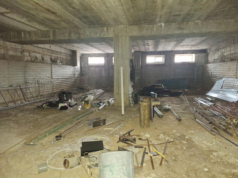 Окремо розташована будівля 1300 м² на виїзді до Дніпра