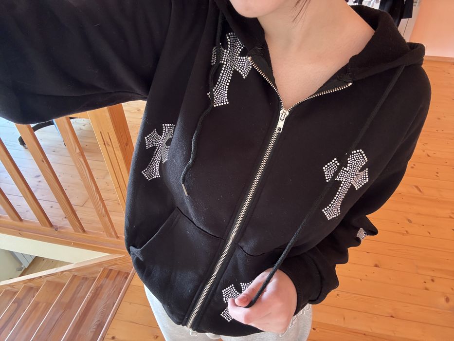 Чорне худі з блискавкою, капюшоном та декоративними стразами