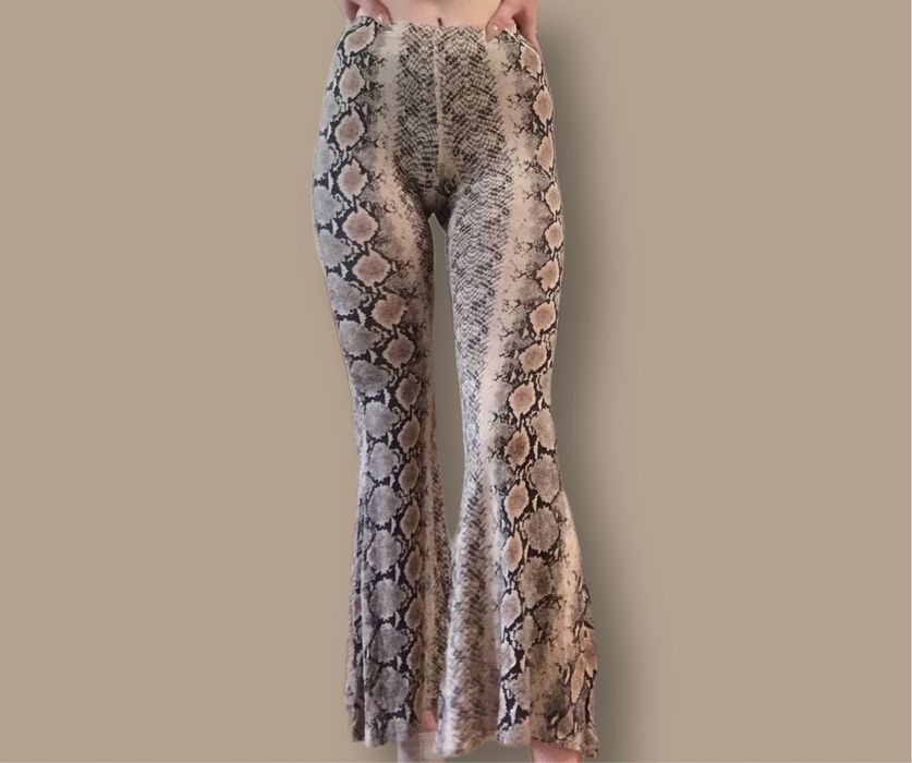 Штанці кльош prettylittlething