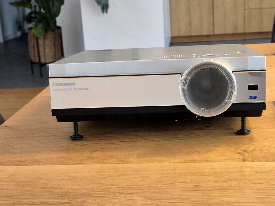 Projektor Panasonic PT-AE200E