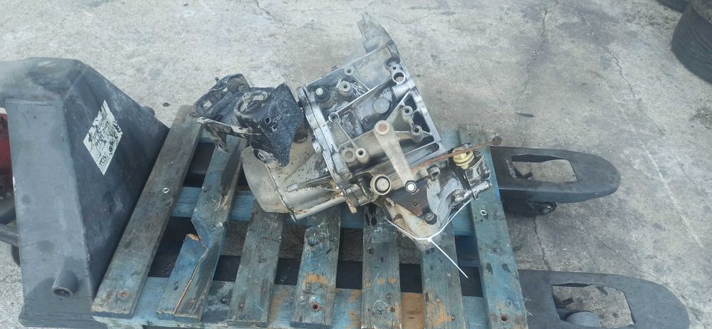 Caixa de Velocidades Peugeot 206 1.9D de 1999 a 2001 em bom estado