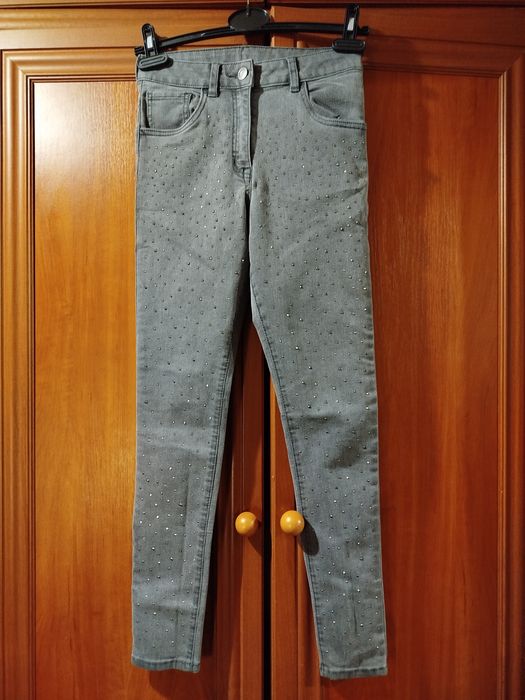 Серые джинсы с камешками блестками